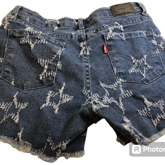 Levi's Size 14 Distressed Star accent
Girl's Step Up Denim Shorts - Picture 2 of 10